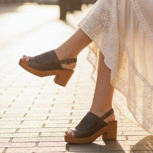 NWT Jinkie Heel Leather Black & Brown Rustic Chunky Platform Perforated Sandals